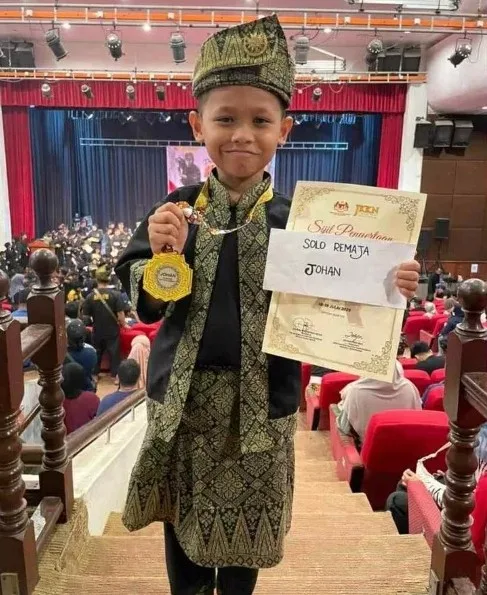 Baru Darjah 2 Tapi Gaya Bagai Pendekar Cilik Hebat, Adrean Dinobatkan Johan Acara Silat! 4 Baru Darjah 2 Tapi Gaya Bagai Pendekar Cilik Hebat, Adrean Dinobatkan Johan Acara Silat!