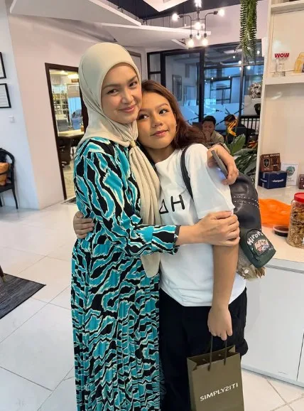 "Dulu Waktu Baby, Mummy Siti Selalu Kendong Bawa Naik Kereta" - Oddah