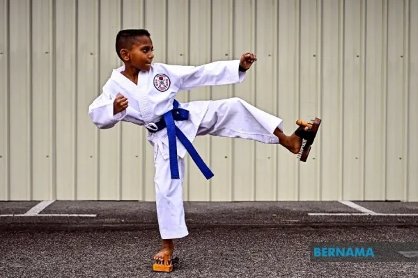 V Vasanth Abhinandan Cipta Sejarah Hebat, Pecah Rekod Karate Atas Paku Selama 10 Minit! 5 V Vasanth Abhinandan Cipta Sejarah Hebat, Pecah Rekod Karate Atas Paku Selama 10 Minit!