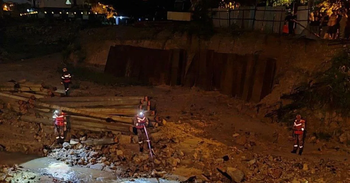 2 Beradik Hanyut Ketika Ambil Bola, Adik Disahkan Meninggal Dunia! 4 2 Beradik Hanyut Ketika Ambil Bola, Adik Disahkan Meninggal Dunia!