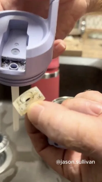 Biasakan Cuci Botol Air Setiap Hari, Banyak Kuman! 4 Biasakan Cuci Botol Air Setiap Hari, Banyak Kuman!