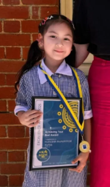 Best Student Di Australia, Adab Humairah Salam Cium Tangan Di Puji!