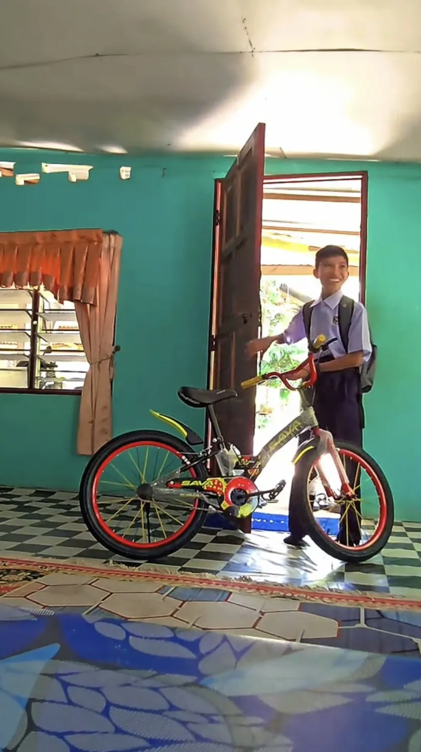 Abang Beri Kejutan, Hadiahkan Basikal Buat Adik Bongsu!