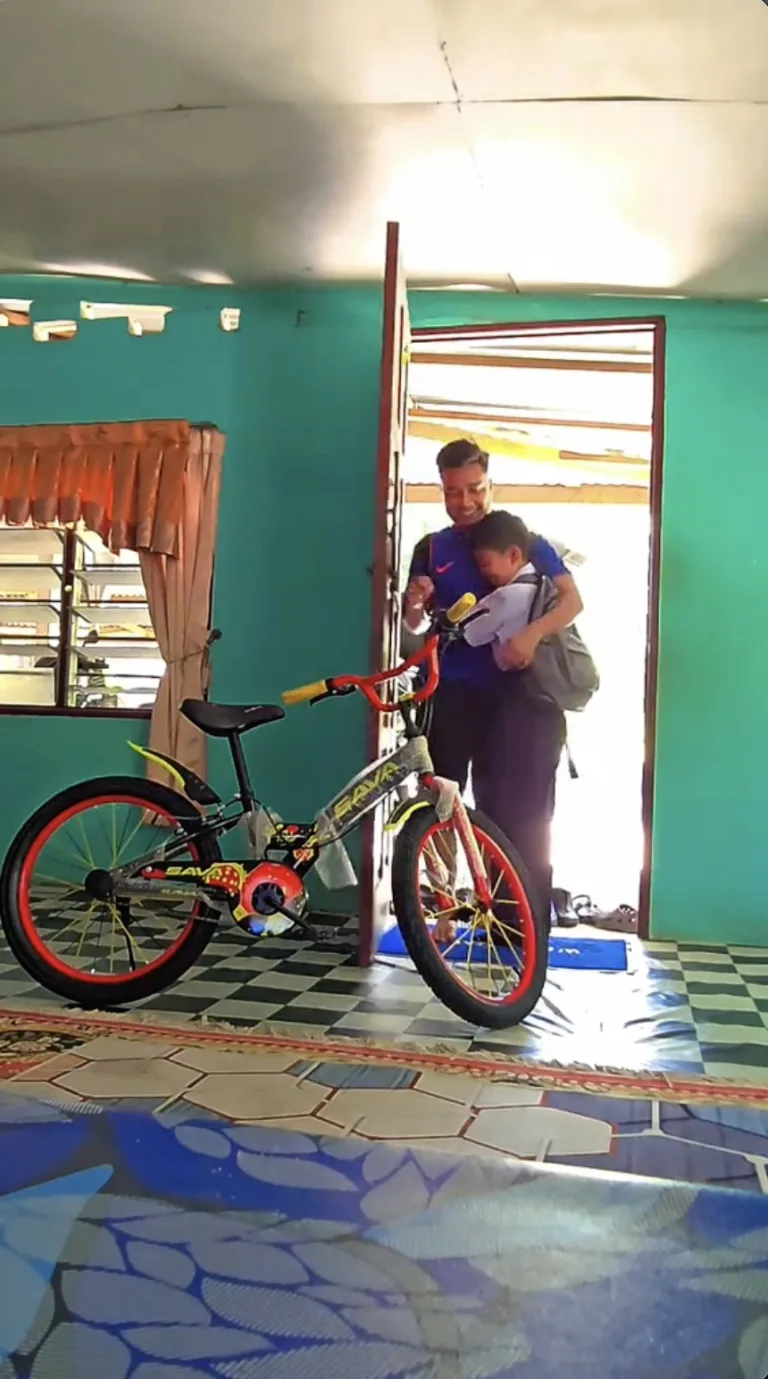 Abang Beri Kejutan, Hadiahkan Basikal Buat Adik Bongsu!