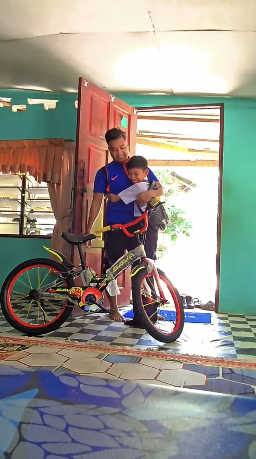 Abang Beri Kejutan, Hadiahkan Basikal Buat Adik Bongsu!
