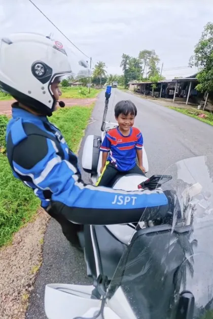 Abang Polis Trafik Lalu, Dua Beradik Ni Beri Tabik Hormat! 4 Abang Polis Trafik Lalu, Dua Beradik Ni Beri Tabik Hormat!
