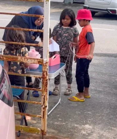 Comelnya Hazama & Hua Jual Kapal Terbang Kertas Depan Rumah, Semangat Betul!