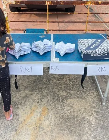 Comelnya Hazama & Hua Jual Kapal Terbang Kertas Depan Rumah, Semangat Betul!